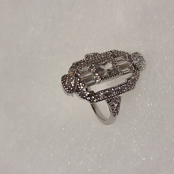 CZ SIZE 8 WEDDING RING - Picture 3 of 3